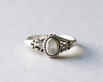 Elegant Vintage Silver Ring