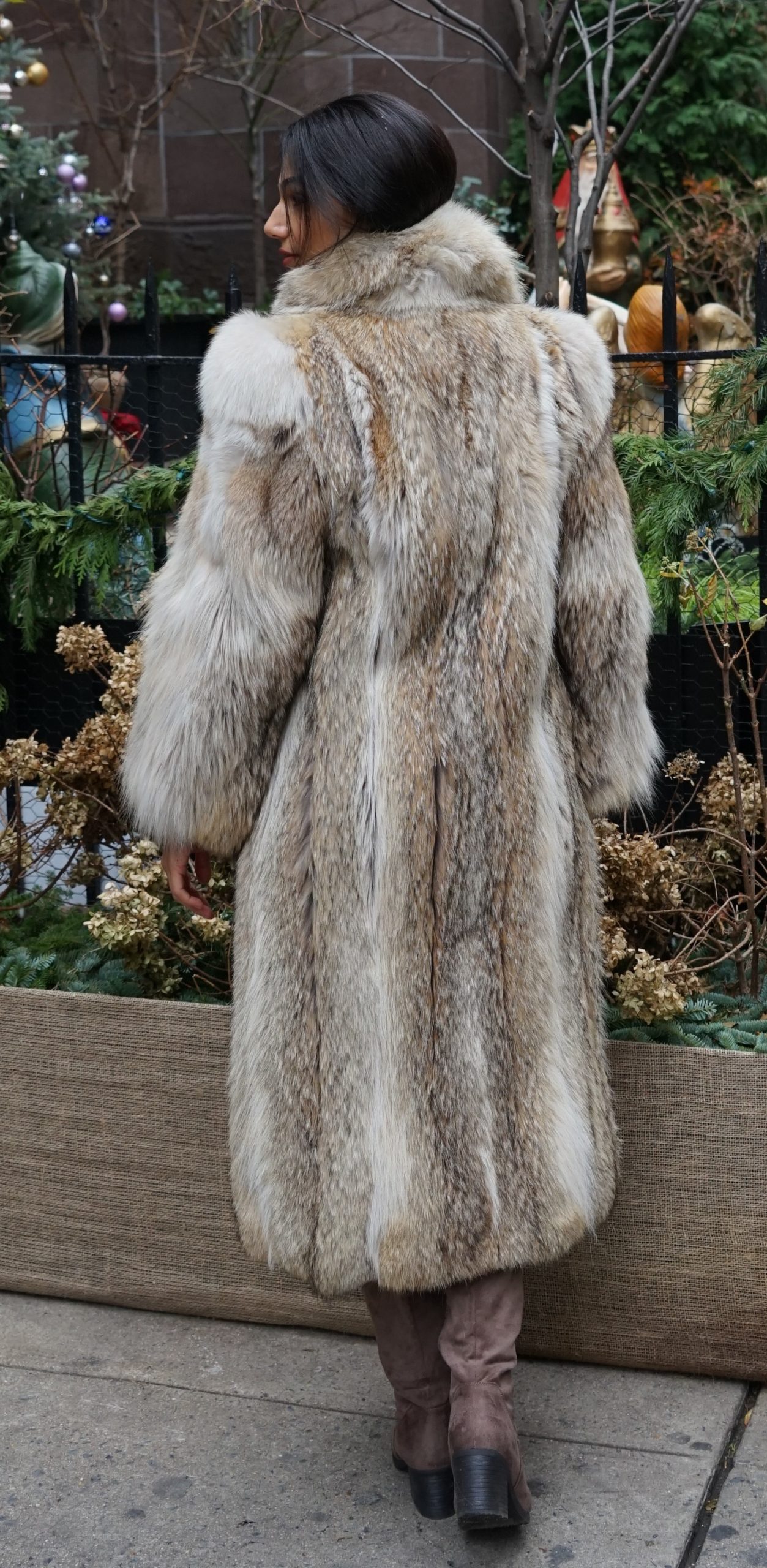 Full Length Coyote Coat 00933 – MARC KAUFMAN FURS